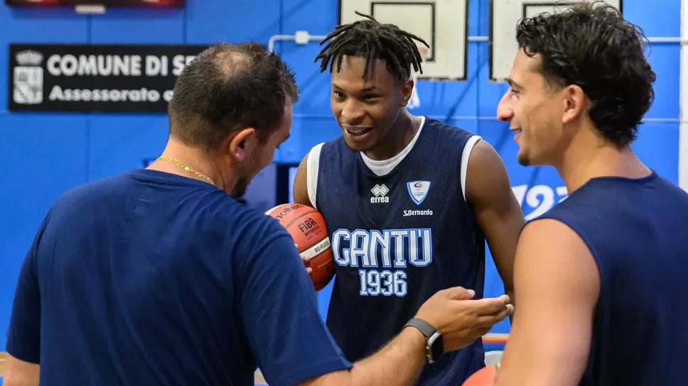 Coach Nicola Brienza (di spalle) se la ride con Leonardo Okeke e la new entry Giordano Bortolani Coach Nicola Brienza (di spalle) se la ride con Leonardo Okeke e la new entry Giordano Bortolani