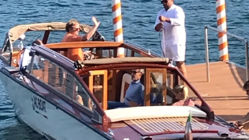 L’ex presidente francese Nicolas Sarkozy e signora seduti nel taxyboat L’ex presidente francese Nicolas Sarkozy e signora seduti nel taxyboat