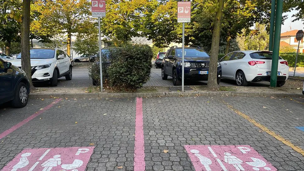 In città sono dodici i posteggi rosa riservati alle donne in attesa o ai neo genitori con bimbi a bordo In città sono dodici i posteggi rosa riservati alle donne in attesa o ai neo genitori con bimbi a bordo