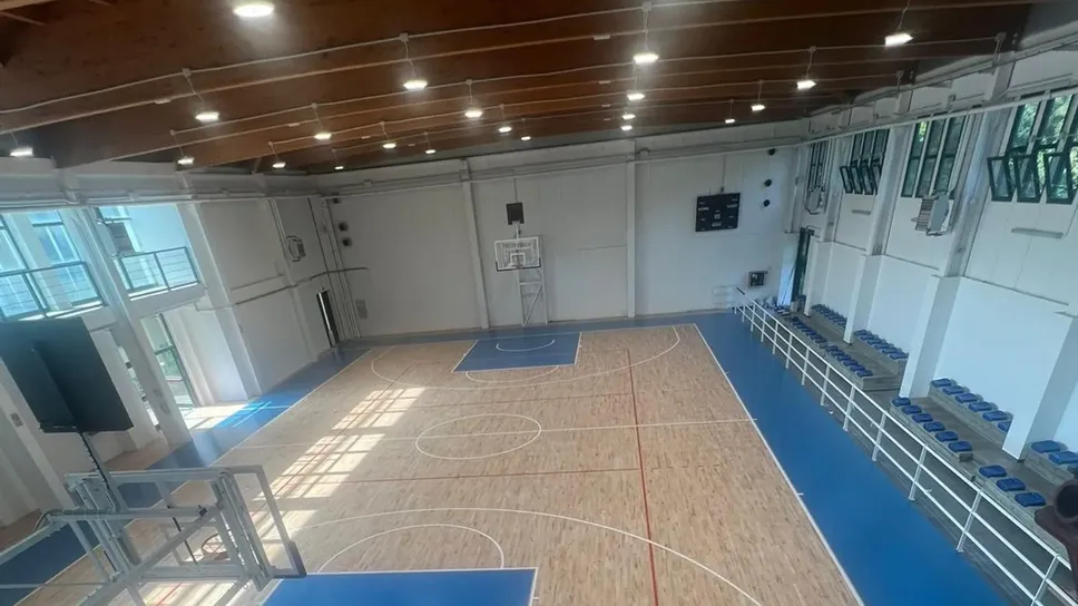 Tetto, pavimento, canestri e tabelloni nuovi in palestra Tetto, pavimento, canestri e tabelloni nuovi in palestra