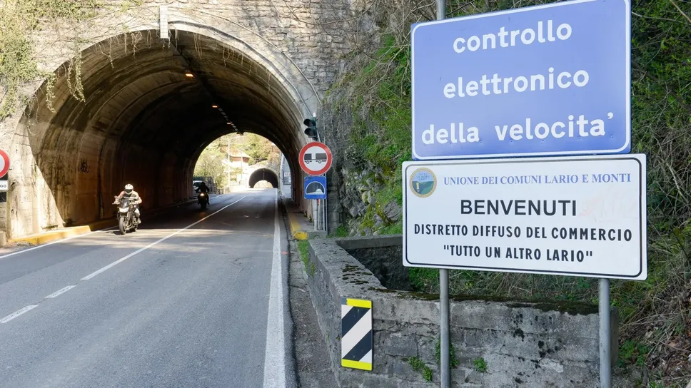 I flash erano l’incubo degli automobilisti prima che la mole del traffico abbattesse radicalmente le velocità I flash erano l’incubo degli automobilisti prima che la mole del traffico abbattesse radicalmente le velocità