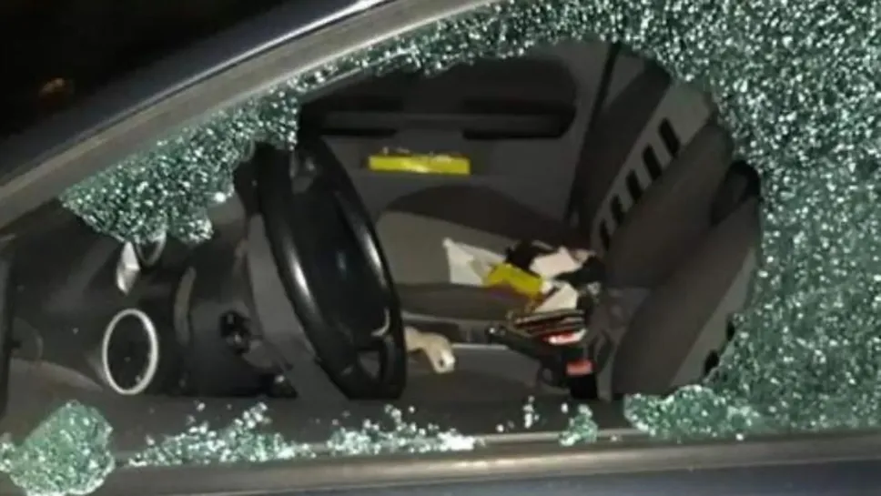 Un’auto danneggiata in via Palestro Un’auto danneggiata in via Palestro
