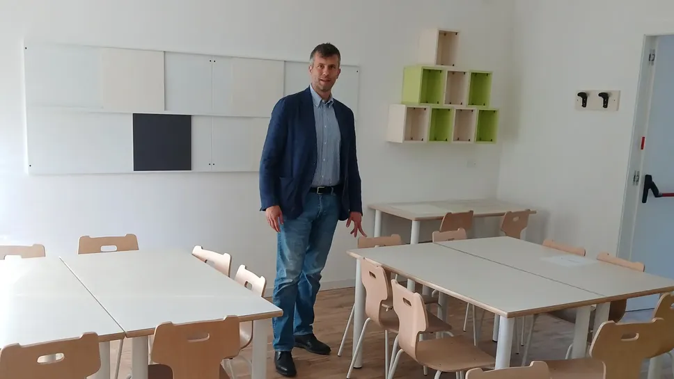 Il sindaco Matteo Monti in una delle nuove aule Il sindaco Matteo Monti in una delle nuove aule