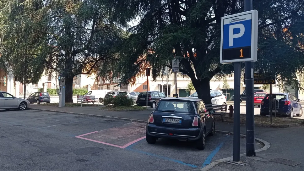 Esempio di display “pazzo” in piazza Volontari della libertà: ne indica uno solo e il posteggio è quasi vuoto Esempio di display “pazzo” in piazza Volontari della libertà: ne indica uno solo e il posteggio è quasi vuoto