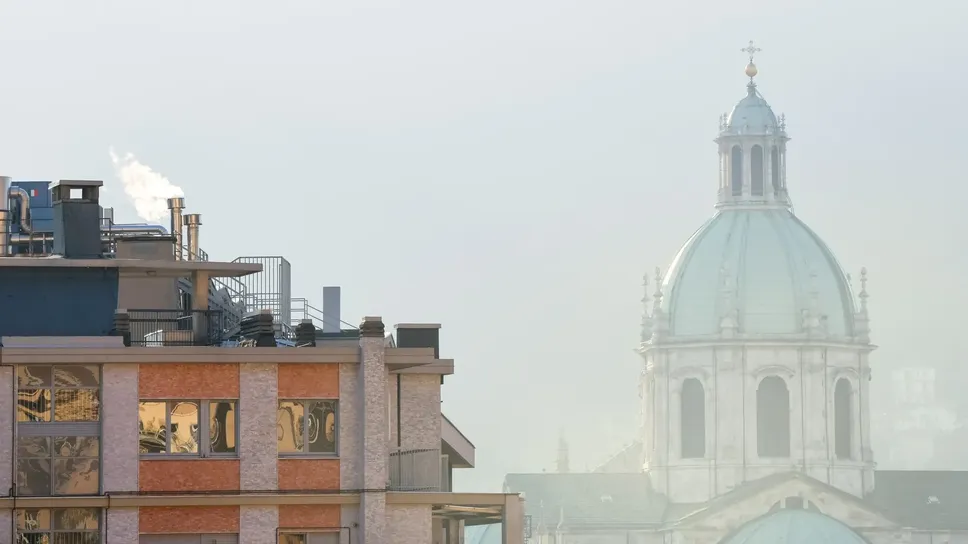 Un’immagine invernale del capoluogo sotto una cappa di smog Un’immagine invernale del capoluogo sotto una cappa di smog