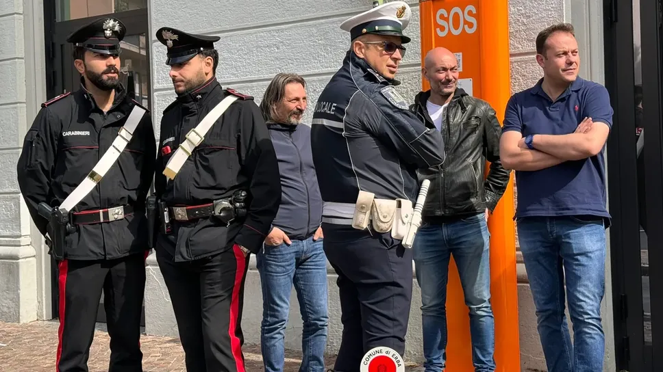 Eugenio Zoffili (primo da destra) in stazione con la polizia locale e i carabinieri Eugenio Zoffili (primo da destra) in stazione con la polizia locale e i carabinieri
