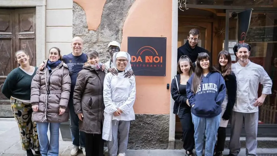 Il titolare e lo staff del ristorante inclusivo di via Lambertenghi Il titolare e lo staff del ristorante inclusivo di via Lambertenghi
