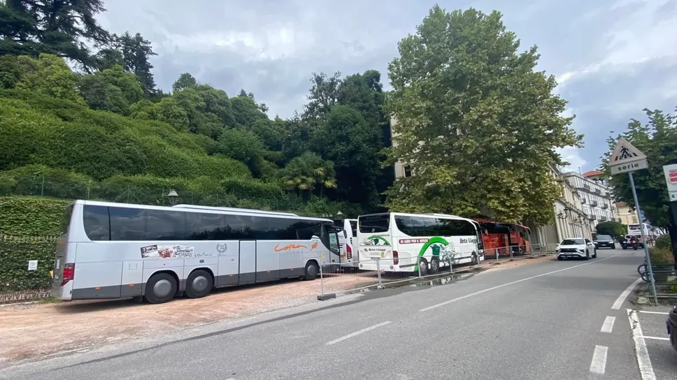 Alcuni bus nel cantiere dell’ex Grand Hotel Cadenabbia Alcuni bus nel cantiere dell’ex Grand Hotel Cadenabbia
