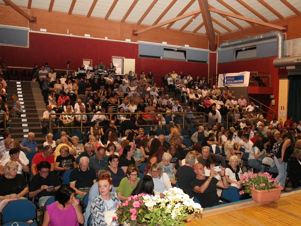 Il numeroso pubblico al Palalanzo