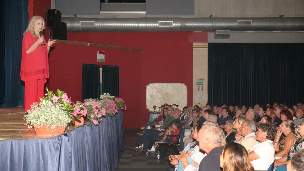 Iva Zanicchi sul palco del Cantalanzo Iva Zanicchi sul palco del Cantalanzo