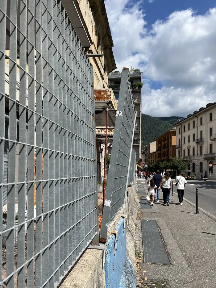 Una delle grate spostate da qualcuno che si è introdotto