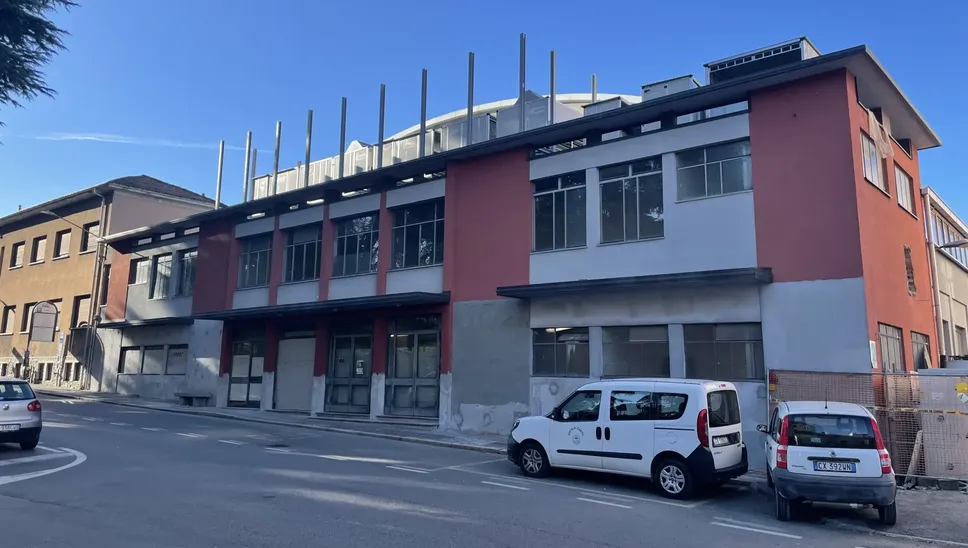L’ingresso del palasport Parini, affacciato sull’omonima piazza L’ingresso del palasport Parini, affacciato sull’omonima piazza
