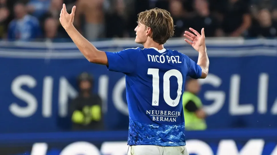 Nico Paz si gode l’applauso del pubblico del Sinigaglia Nico Paz si gode l’applauso del pubblico del Sinigaglia