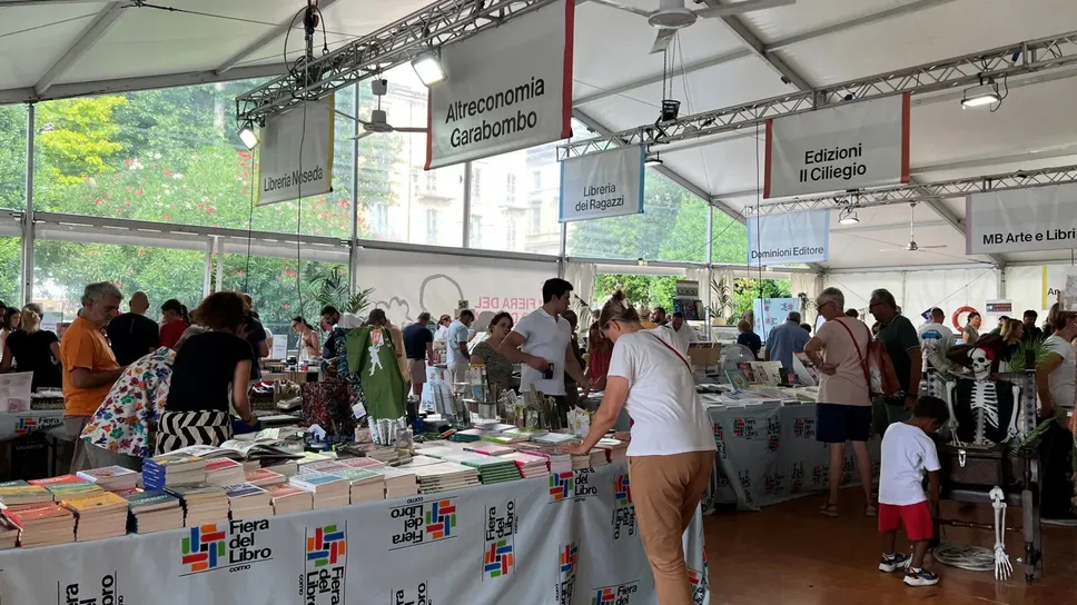 Un pubblico di tutte le età tra gli stand della Fiera del libro in piazza Cavour