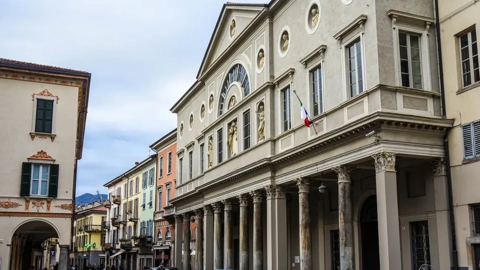 Via Giovio, teatro della rapina avvenuta sabato mattina