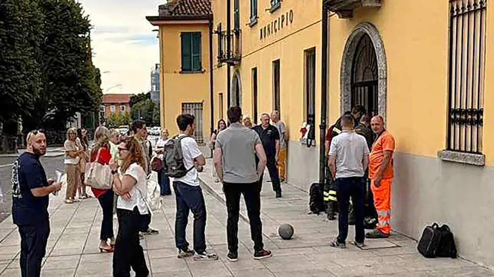 Alcuni dipendenti in attesa di entrare in municipio