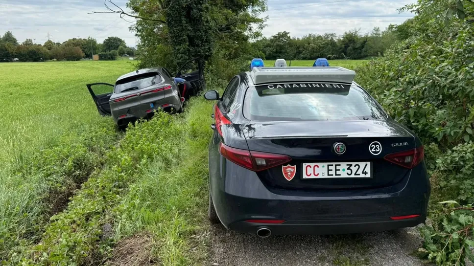 I carabinieri hanno fermato il fuggitivo dopo che è finito contro un albero
