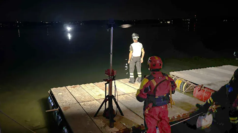 Un momento del recuperato dei due uomini caduti dalla loro canoa Un momento del recuperato dei due uomini caduti dalla loro canoa