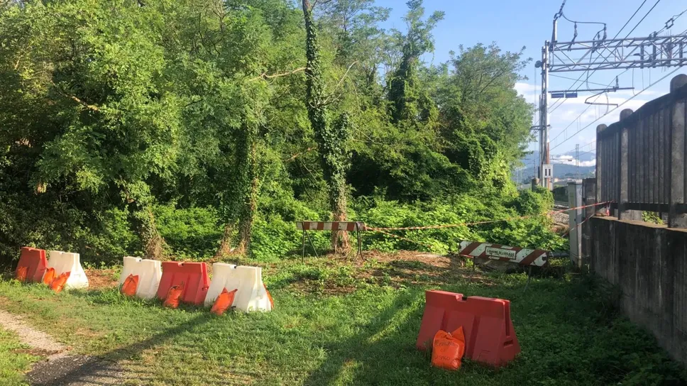 Il tratto sterrato di via Fleming inaccessibile per il cedimento del terreno Il tratto sterrato di via Fleming inaccessibile per il cedimento del terreno