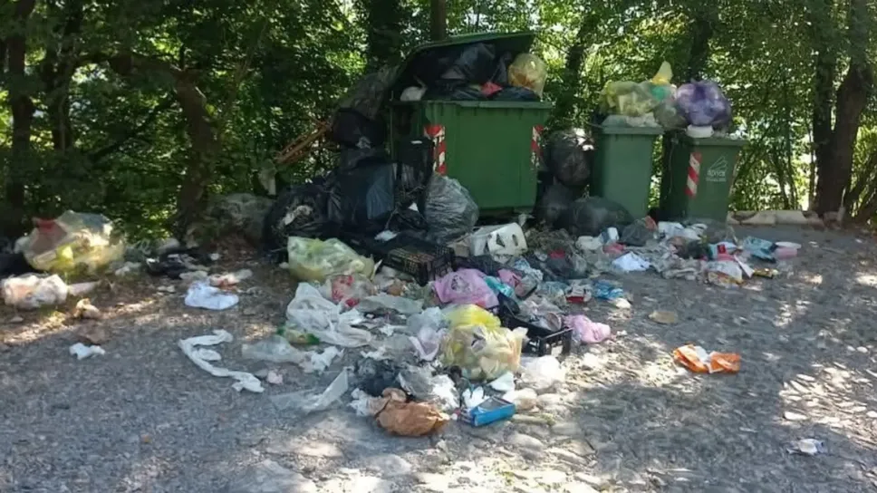 L’area “devastata” dai rifiuti sparsi ovunque