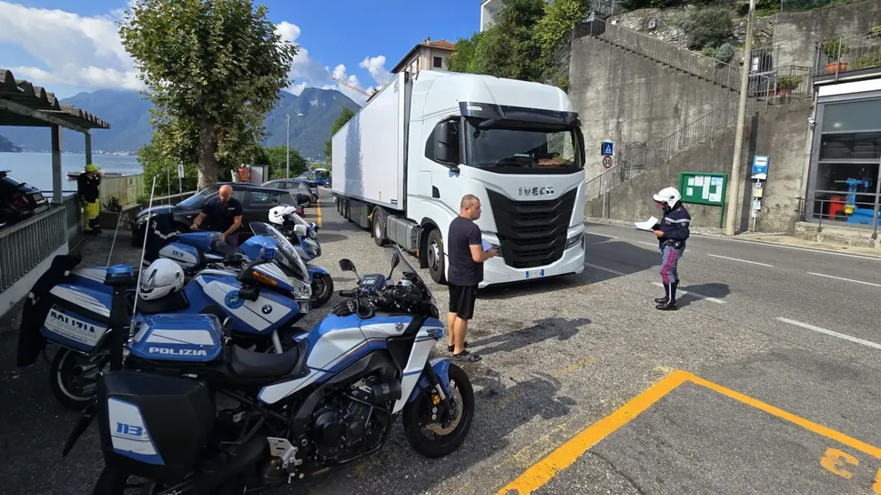 Il camion fermato e sanzionato a Sala Comacina