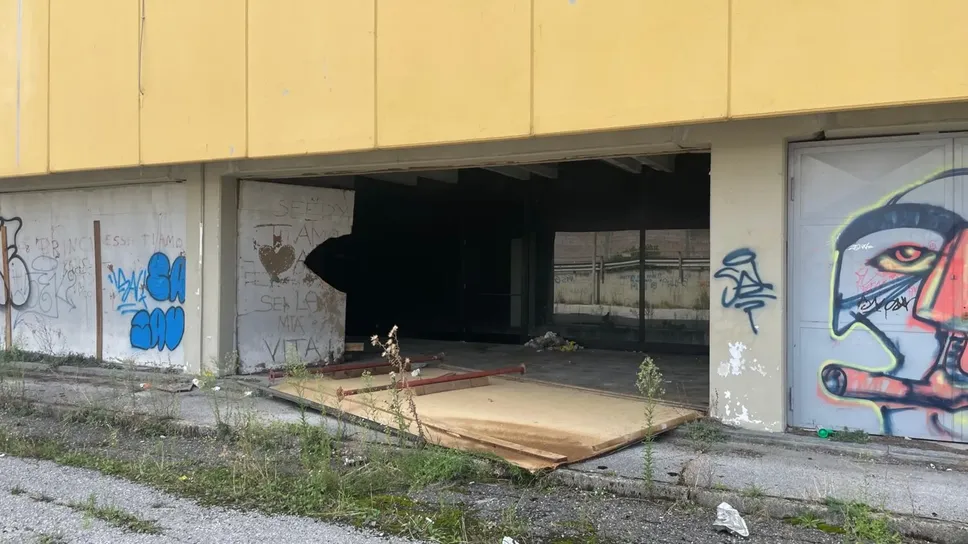L’ex supermercato Pozzoli di via San Giuseppe a Vighizzolo di Cantù