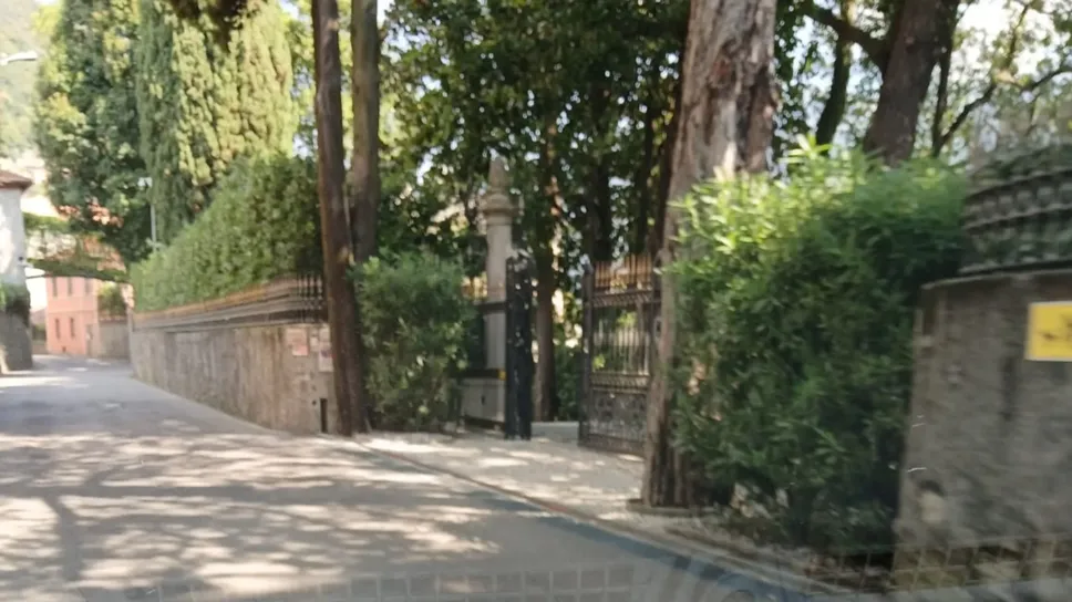 Cancello aperto a Villa Oleandra Cancello aperto a Villa Oleandra