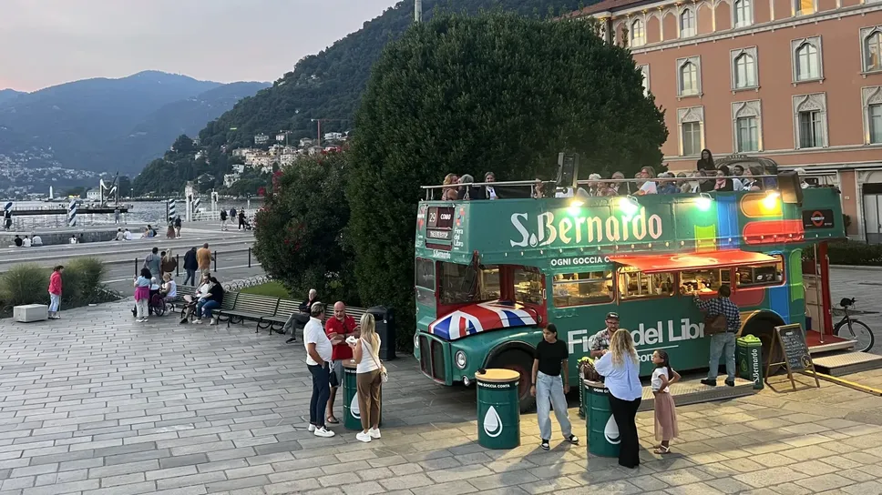 Il bus a due piani accanto ai tendoni: un nuovo spazio della Fiera del libro che sta suscitando curiosità