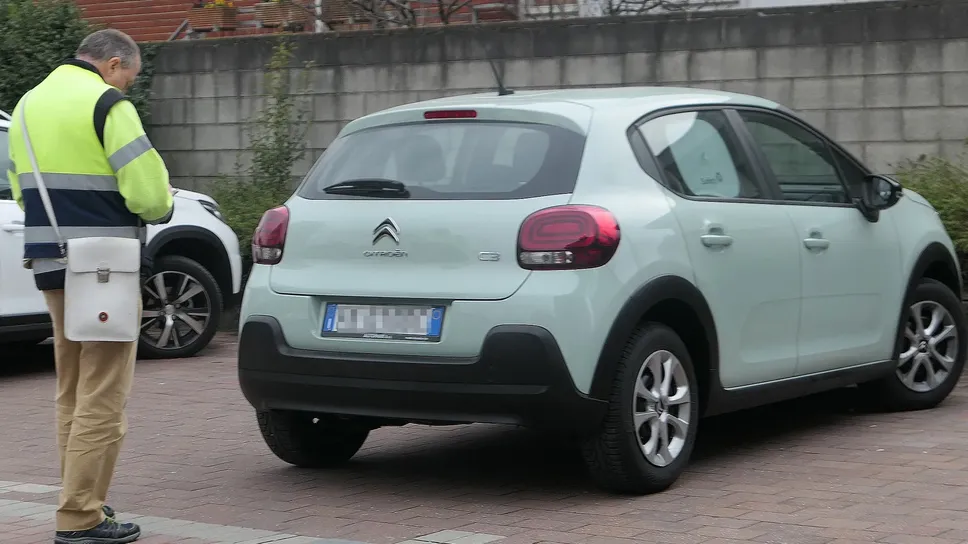 Un ausiliario del traffico in azione nei parcheggi di Erba Un ausiliario del traffico in azione nei parcheggi di Erba