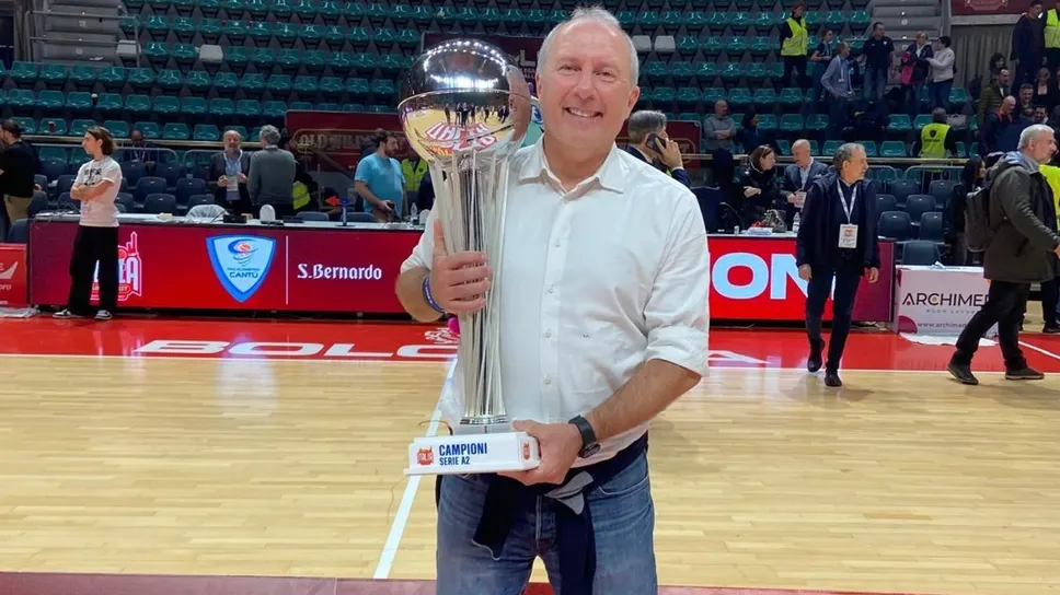 Lorenzo Longhi a Bologna con la Coppa Italia vinta dall’Acqua S.Bernardo Cantù Lorenzo Longhi a Bologna con la Coppa Italia vinta dall’Acqua S.Bernardo Cantù