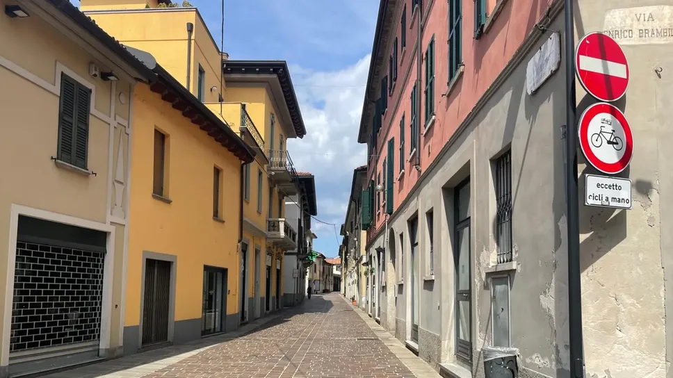 La centralissima via Matteotti spesso è praticamente deserta anche di giorno in agosto La centralissima via Matteotti spesso è praticamente deserta anche di giorno in agosto