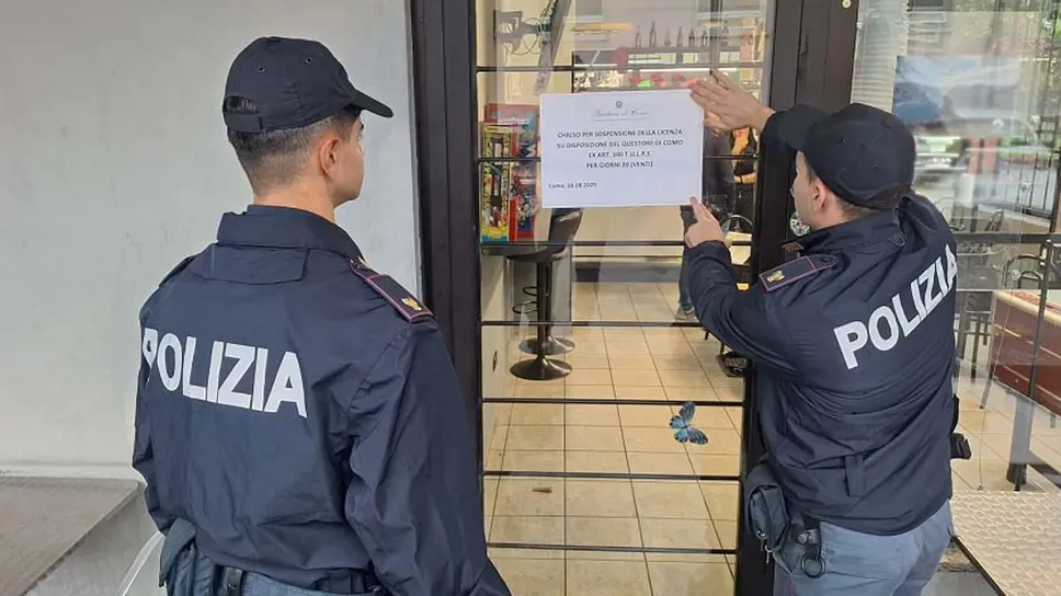L’intervento della polizia all’Oltrebar di Asso L’intervento della polizia all’Oltrebar di Asso