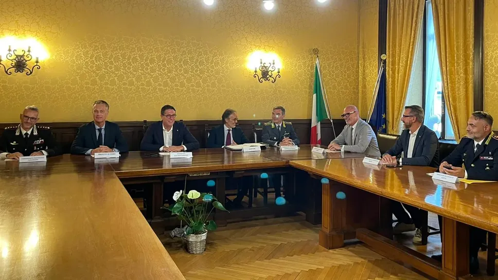 Da sinistra: Colizzi (comandante carabinieri), il prefetto Galli, il sottosegretario Molteni, il questore Calì Donega (comandante finanza), il vicesindaco Maspero, l’assessore Cattaneo e Carbone (polizia locale Cantù) Da sinistra: Colizzi (comandante carabinieri), il prefetto Galli, il sottosegretario Molteni, il questore Calì Donega (comandante finanza), il vicesindaco Maspero, l’assessore Cattaneo e Carbone (polizia locale Cantù)
