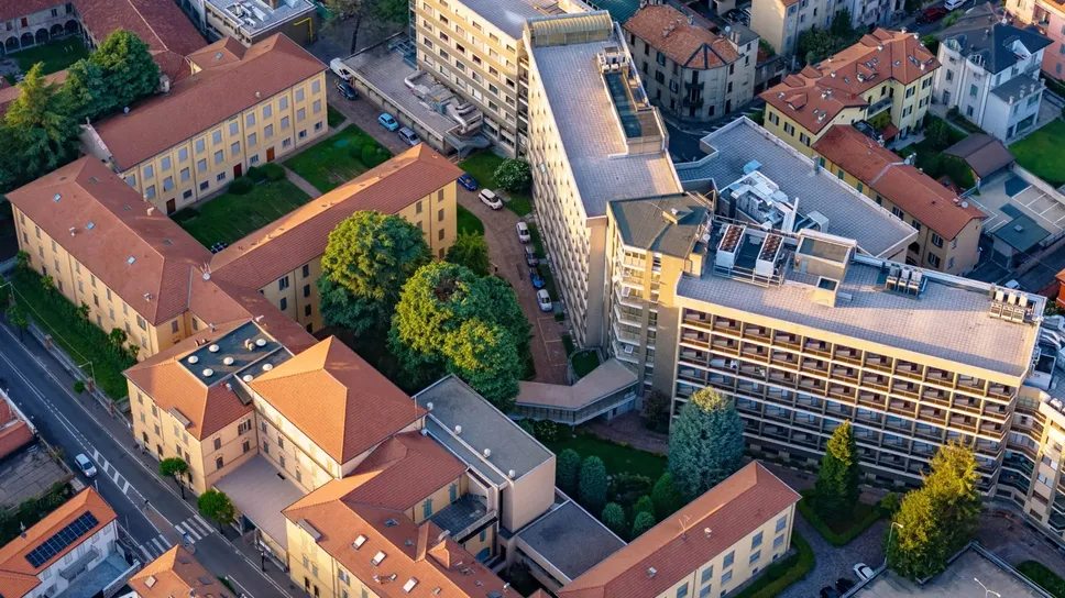 Una veduta aerea dell’ospedale Valduce Una veduta aerea dell’ospedale Valduce