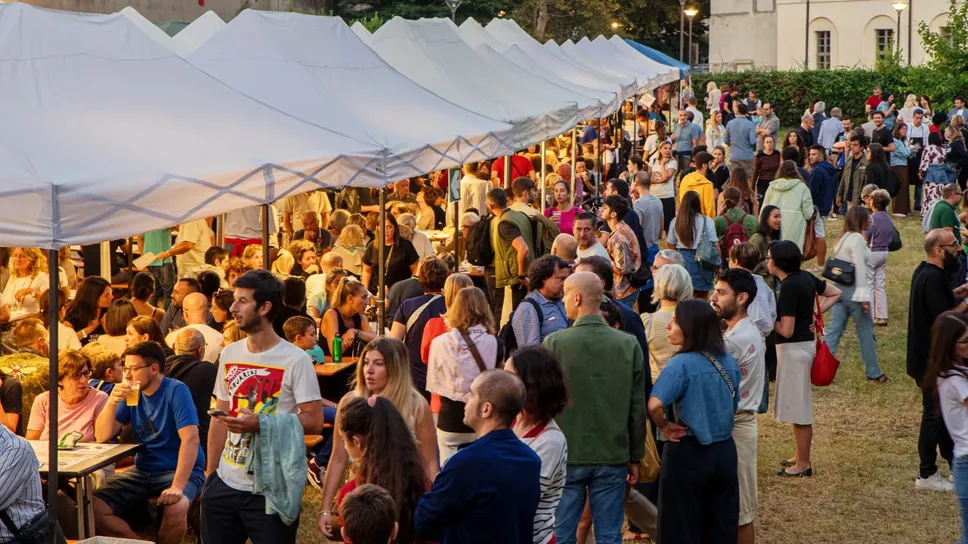Una delle ultime edizioni della fiera di Sant’Abbondio. L’appuntamento di fine agosto da oggi a domenica Una delle ultime edizioni della fiera di Sant’Abbondio. L’appuntamento di fine agosto da oggi a domenica