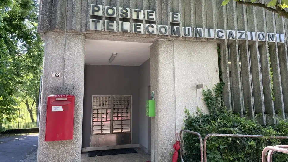 L’Ufficio postale di Alzate Brianza, in via XXV Aprile L’Ufficio postale di Alzate Brianza, in via XXV Aprile