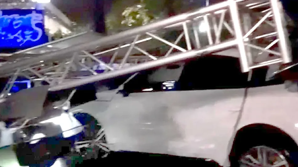 L’automobile contro l’impalcatura usata per gli eventi esteri L’automobile contro l’impalcatura usata per gli eventi esteri