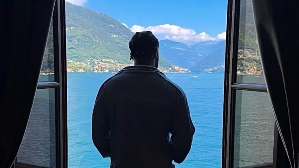 Il cantante alla Pliniana (foto dalla pagina Instagram Drake)