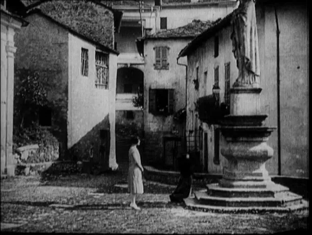 La protagonista del film di Hitchcok prega sul sagrato della chiesa parrocchiale di Nesso