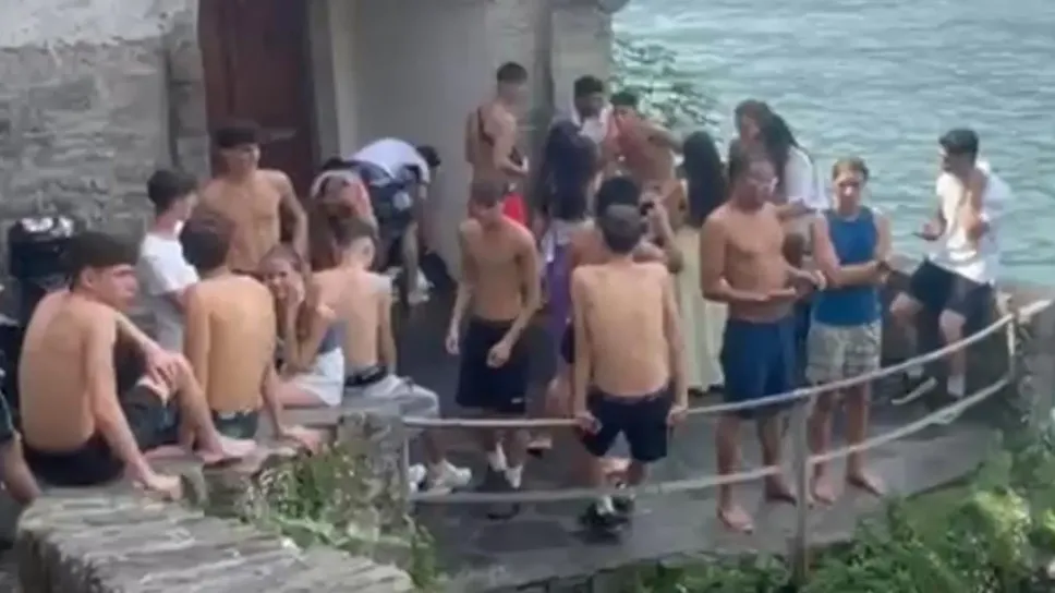 Troppi turisti maleducati a Nesso, ora i cittadini protestano Troppi turisti maleducati a Nesso, ora i cittadini protestano