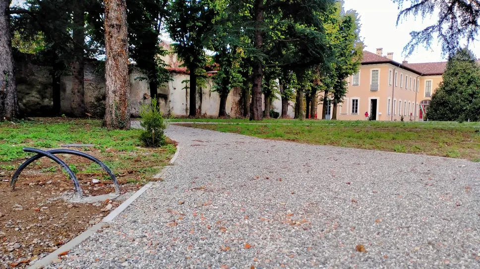 La ghiaia lungo i viali nel parco di Villa Sormani La ghiaia lungo i viali nel parco di Villa Sormani