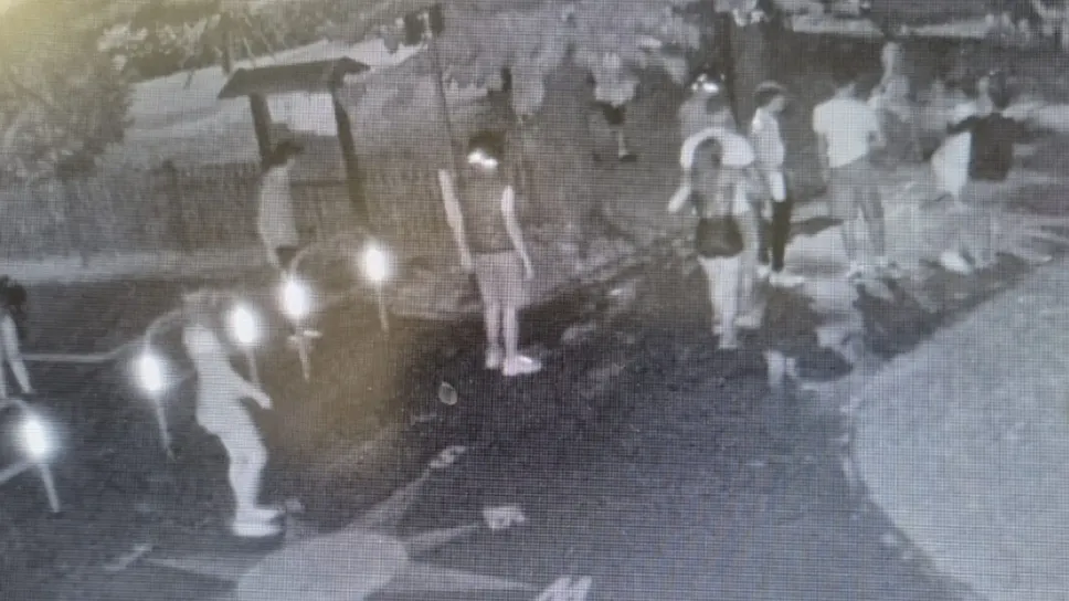 Un fermo immagine della maxi rissa con i giovani coinvolti Un fermo immagine della maxi rissa con i giovani coinvolti