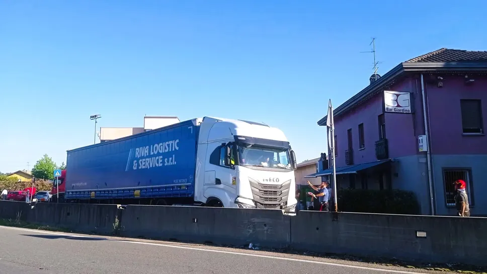Il tir della Riva Logistic, ditta con basi ad Arosio e a Besana Brianza Il tir della Riva Logistic, ditta con basi ad Arosio e a Besana Brianza
