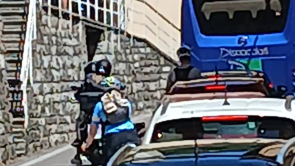 Tutti fermi alle strettoie a causa dei pullman turistici Tutti fermi alle strettoie a causa dei pullman turistici