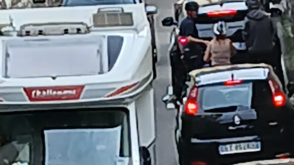 Traffico bloccato sulla Regina