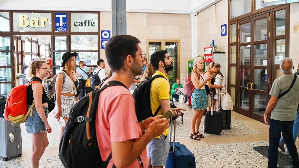 Turisti alla stazione di Como san Giovanni Turisti alla stazione di Como san Giovanni