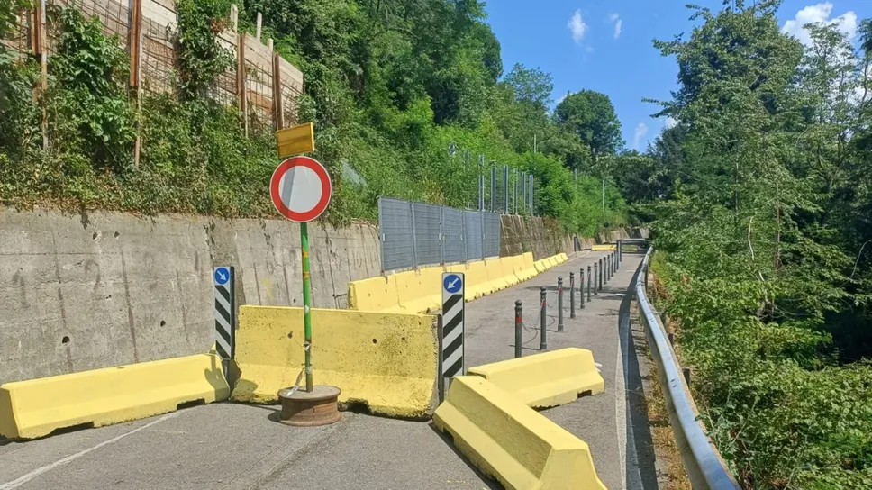 Per ora la strada è aperta a senso unico alternato e in base al meteo Per ora la strada è aperta a senso unico alternato e in base al meteo