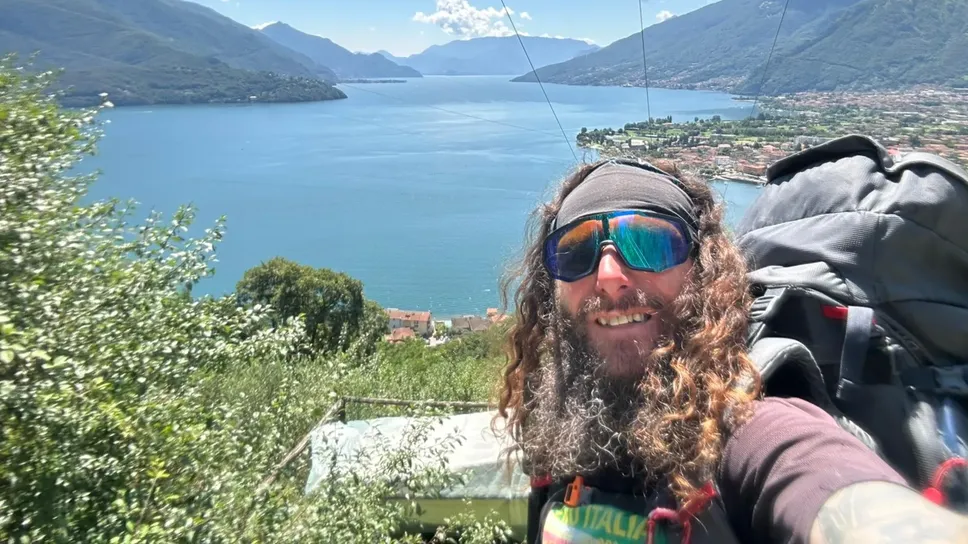 Luca Terenziani davanti allo sky line del lago di Como Luca Terenziani davanti allo sky line del lago di Como