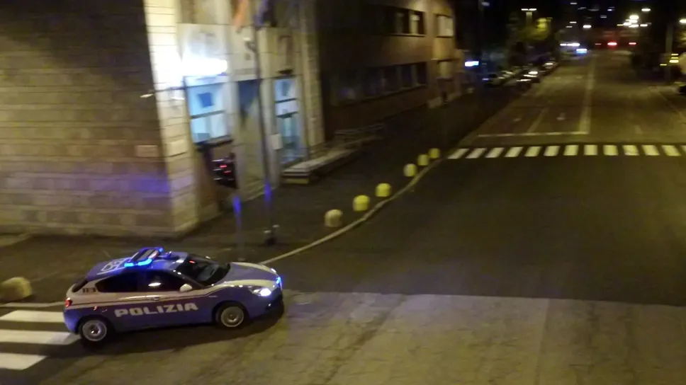 Una volante della Polizia in uscita dalla Questura Una volante della Polizia in uscita dalla Questura