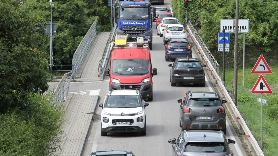Un’altra immagine di ieri mattina con le auto incolonnate (Selva) Un’altra immagine di ieri mattina con le auto incolonnate (Selva)